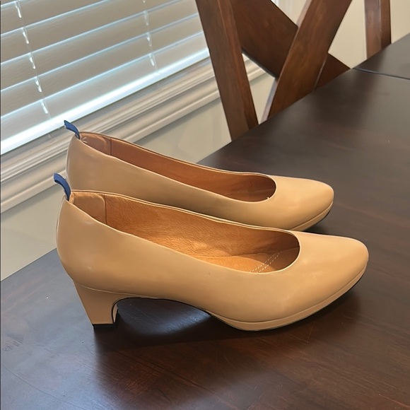 Dr LIZA Sneaker Pump Golden Sand Leather Closed Toe Heels Size 7.5 Wide - Picture 3 of 15